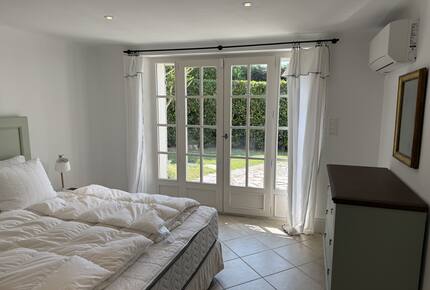 Elegant Mougins Haven Overlooking the Bay of Cannes - Mougins, France