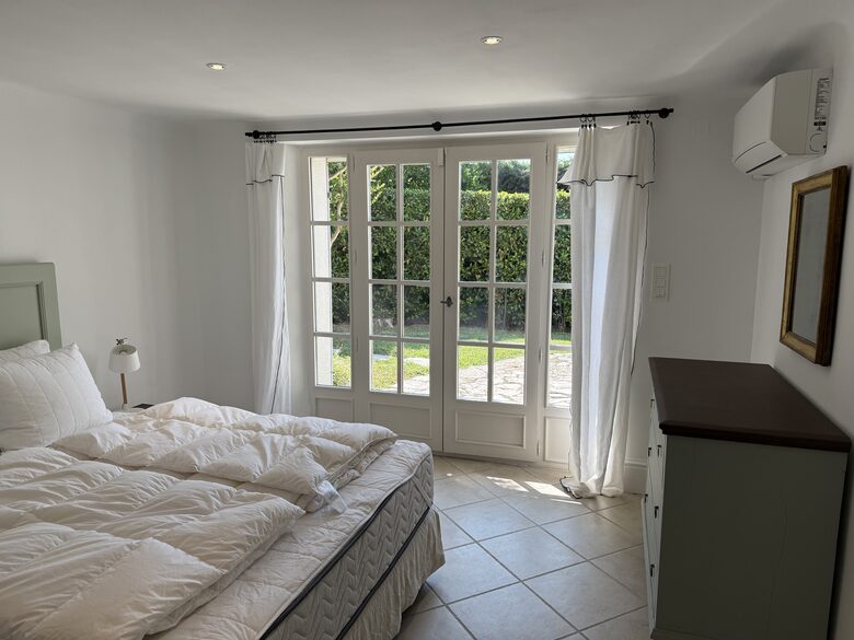 Elegant Mougins Haven Overlooking the Bay of Cannes - Mougins, France