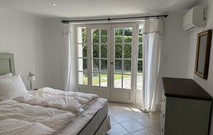 Elegant Mougins Haven Overlooking the Bay of Cannes - Mougins, France