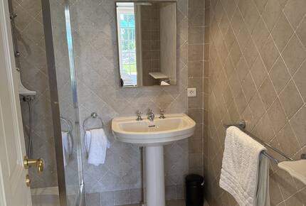 Elegant Mougins Haven Overlooking the Bay of Cannes - Mougins, France