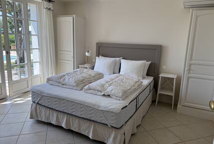 Elegant Mougins Haven Overlooking the Bay of Cannes - Mougins, France