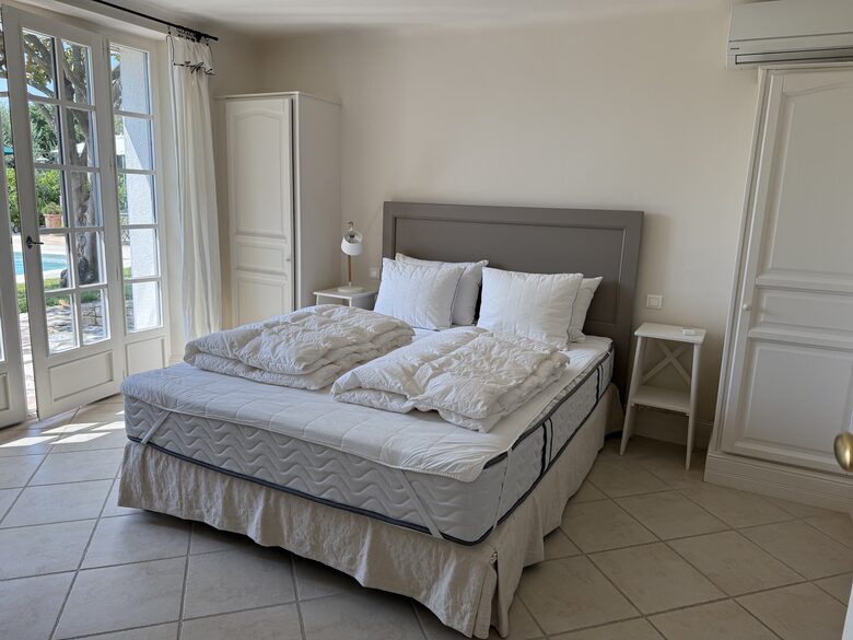 Elegant Mougins Haven Overlooking the Bay of Cannes - Mougins, France