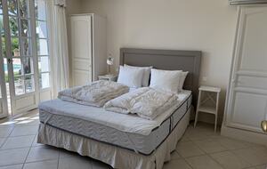 Elegant Mougins Haven Overlooking the Bay of Cannes - Mougins, France