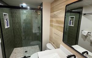 Mammoth Mountain 4-Bedroom (sleeps 10) just steps from Canyon Lodge - Ski back to the house! Renovated space with stocked kitchen. - Mammoth Lakes, California