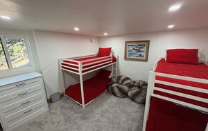 Mammoth Mountain 4-Bedroom (sleeps 10) just steps from Canyon Lodge - Ski back to the house! Renovated space with stocked kitchen. - Mammoth Lakes, California