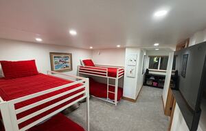 Mammoth Mountain 4-Bedroom (sleeps 10) just steps from Canyon Lodge - Ski back to the house! Renovated space with stocked kitchen. - Mammoth Lakes, California