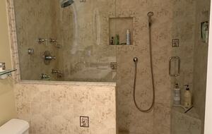 Master bathroom (6 jet shower)