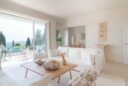 Elegant Mougins Haven Overlooking the Bay of Cannes - Mougins, France