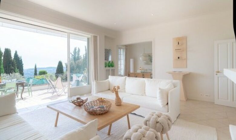 Elegant Mougins Haven Overlooking the Bay of Cannes - Mougins, France