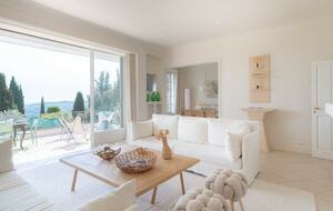 Elegant Mougins Haven Overlooking the Bay of Cannes - Mougins, France