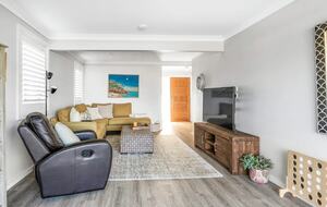 Narrawallee Haven | Water Views & Beachside Calm - Narrawallee, Australia