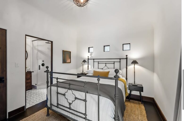 Restored 1925 Hillside Retreat Above Los Angeles - Los Angeles, California