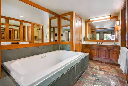 Hilton Whistler One-Bedroom Alpine Suite - Whistler, Canada