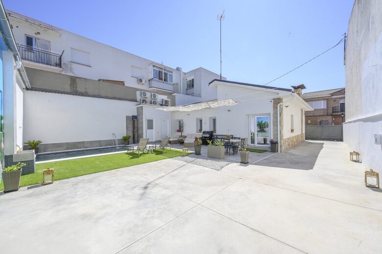 Charming Casa with Garden & Pool - Santa Olalla, Spain