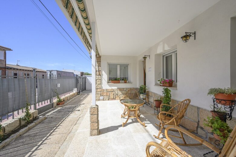 Charming Casa with Garden & Pool - Santa Olalla, Spain