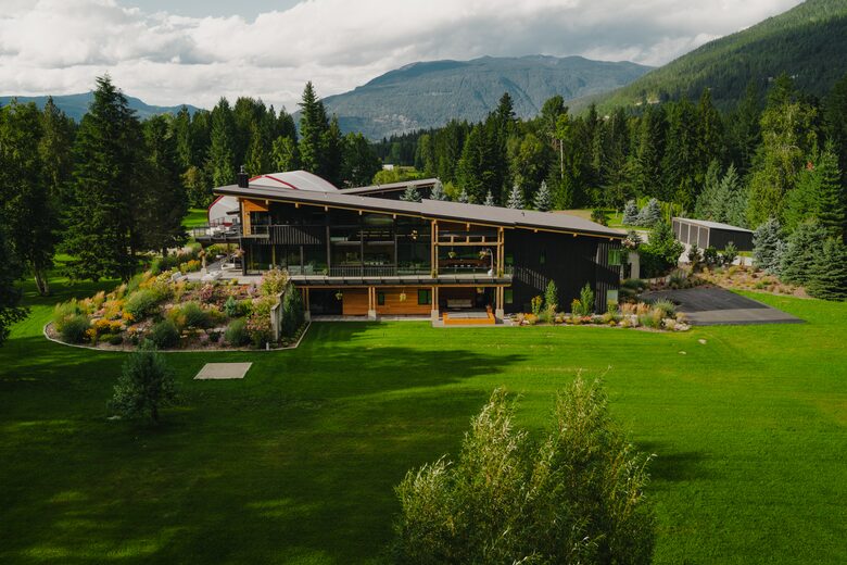 Reve Chalet | An 8-Acre Alpine Estate in the Heart of Revelstoke - Revelstoke, Canada
