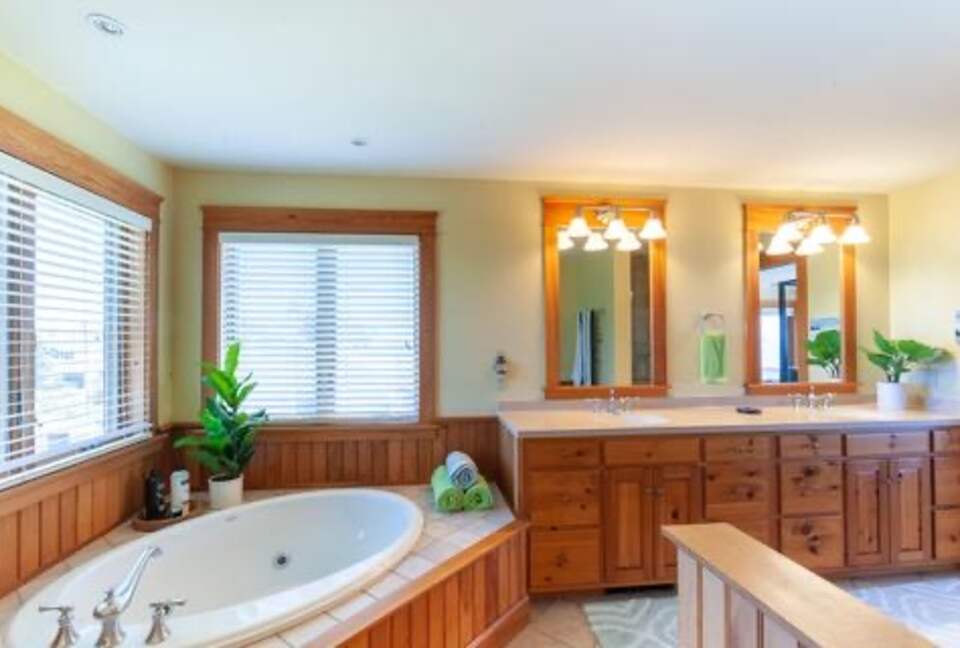 Timeless Maine Coastal Retreat with Panoramic Views - Biddeford, Maine