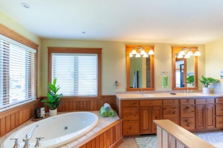 Timeless Maine Coastal Retreat with Panoramic Views - Biddeford, Maine