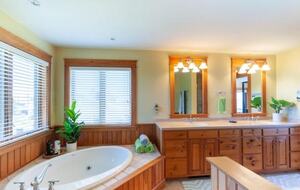 Timeless Maine Coastal Retreat with Panoramic Views - Biddeford, Maine