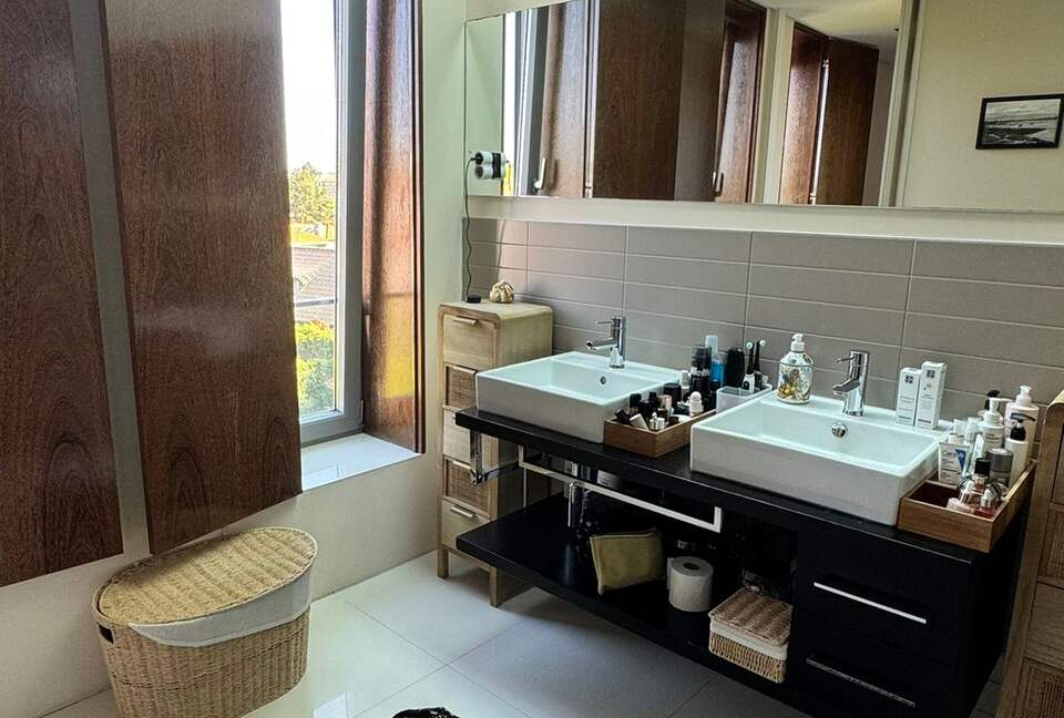 Skyline Serenity | A Contemporary Porto Townhouse - Porto, Portugal