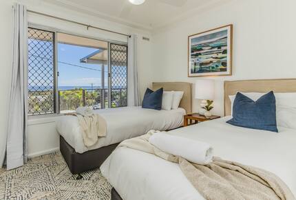 Bedroom with two singles (can also be converted to King)