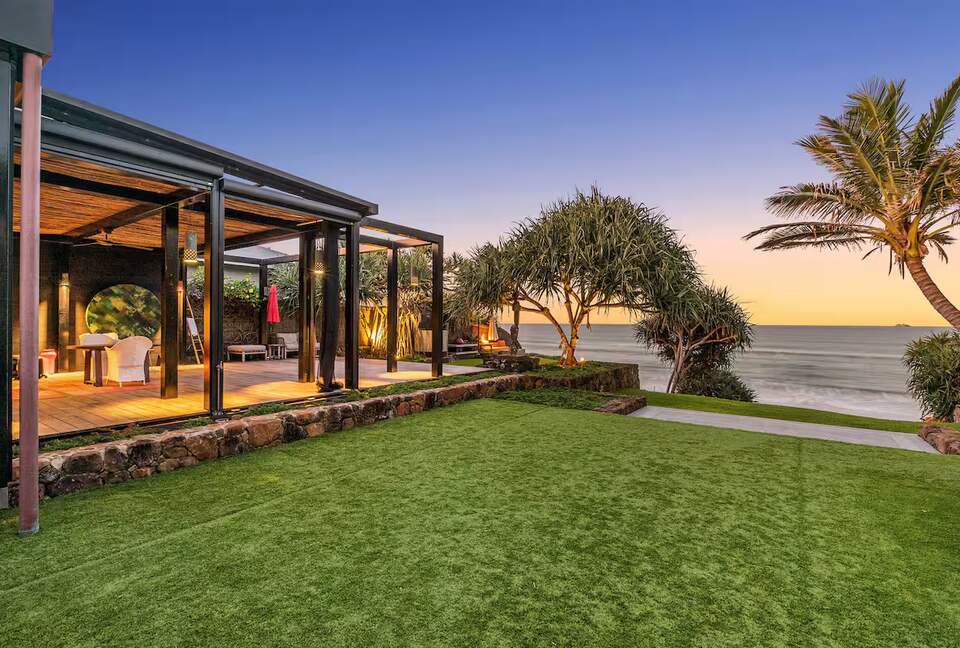 Luxury Beach Retreat Steps from Byron Bay’s Sand and Sea - Byron Bay, Australia