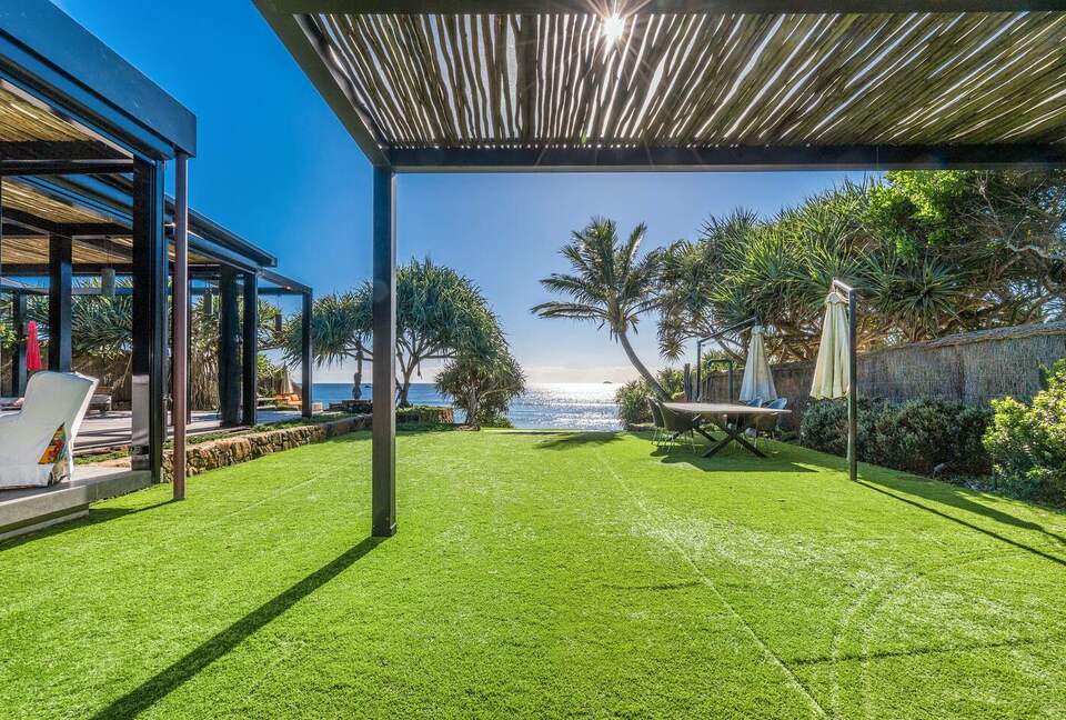 Luxury Beach Retreat Steps from Byron Bay’s Sand and Sea - Byron Bay, Australia