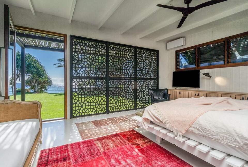 Luxury Beach Retreat Steps from Byron Bay’s Sand and Sea - Byron Bay, Australia