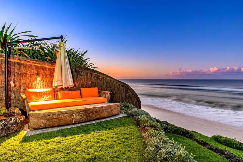 Luxury Beach Retreat Steps from Byron Bay’s Sand and Sea - Byron Bay, Australia