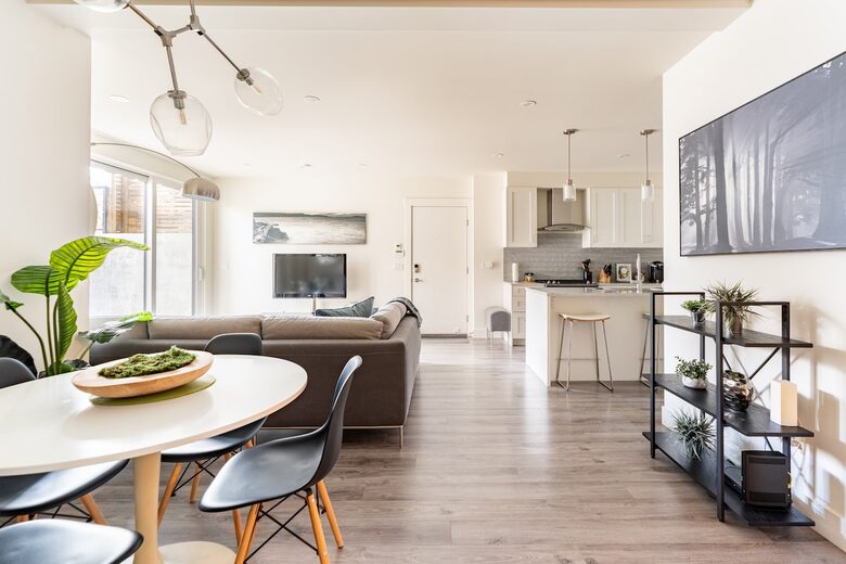 Contemporary Home Base in Lynn Valley - North Vancouver, Canada