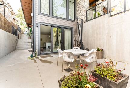 Contemporary Home Base in Lynn Valley - North Vancouver, Canada