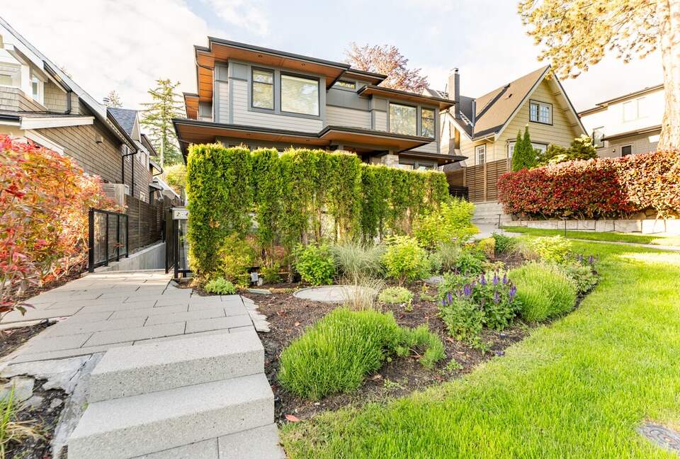Contemporary Home Base in Lynn Valley - North Vancouver, Canada