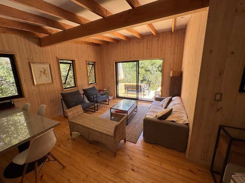 Cozy Forest Cabin Steps from Epulafquen Beach - El Ranco Province, Chile