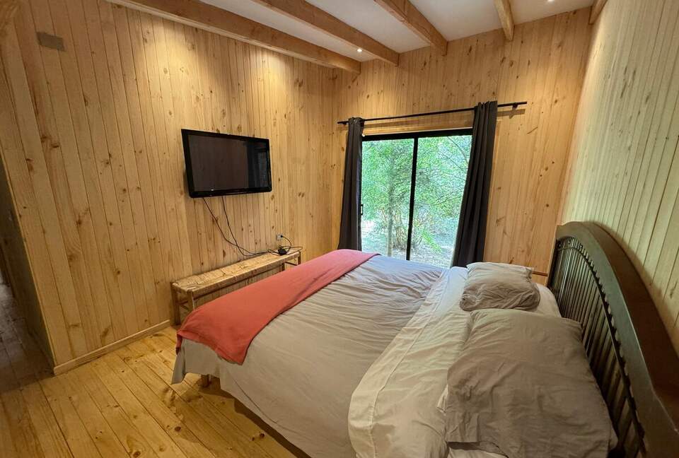 Cozy Forest Cabin Steps from Epulafquen Beach - El Ranco Province, Chile