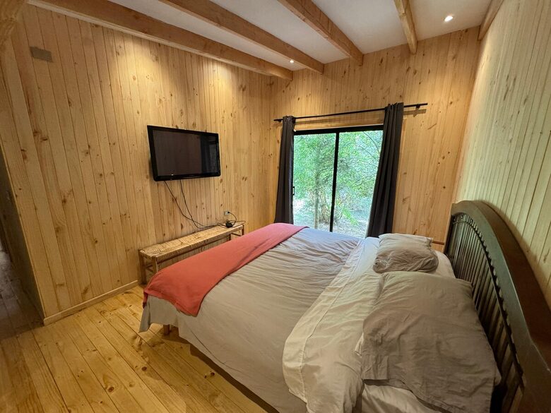 Cozy Forest Cabin Steps from Epulafquen Beach - El Ranco Province, Chile