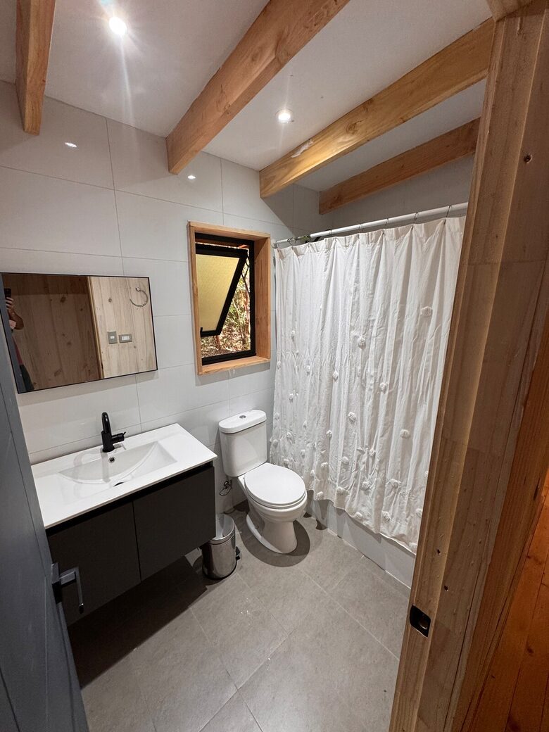 Cozy Forest Cabin Steps from Epulafquen Beach - El Ranco Province, Chile