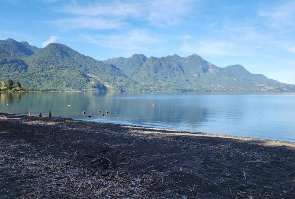 Cozy Forest Cabin Steps from Epulafquen Beach - El Ranco Province, Chile