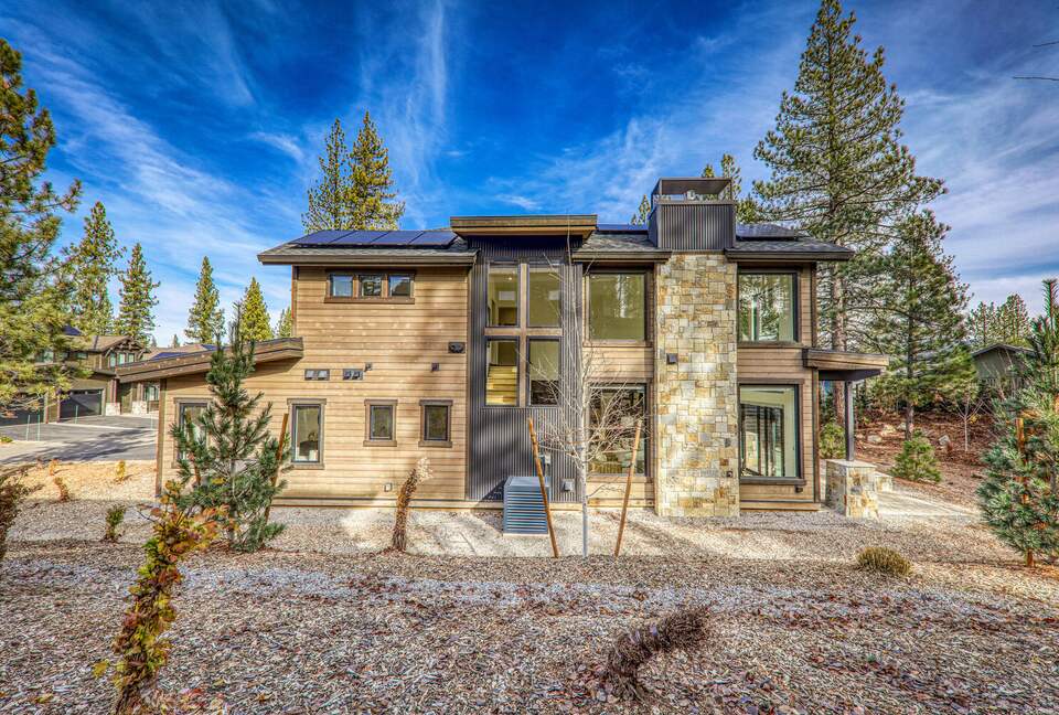 Stylish Nature Escape with Floor-to-Ceiling Windows & Outdoor Living Space - Truckee, California