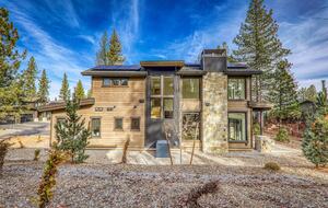 Stylish Nature Escape with Floor-to-Ceiling Windows & Outdoor Living Space - Truckee, California