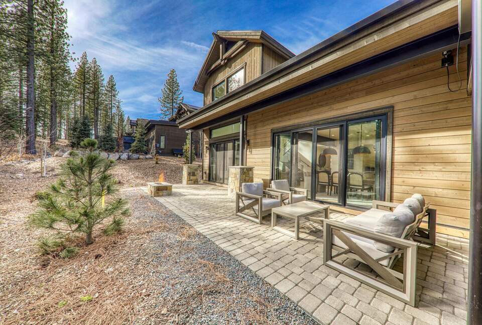 Stylish Nature Escape with Floor-to-Ceiling Windows & Outdoor Living Space - Truckee, California