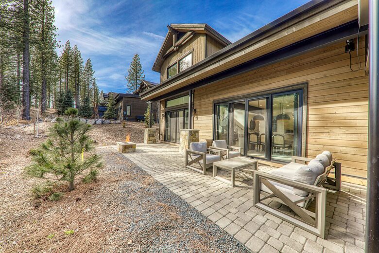 Stylish Nature Escape with Floor-to-Ceiling Windows & Outdoor Living Space - Truckee, California