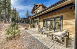 Stylish Nature Escape with Floor-to-Ceiling Windows & Outdoor Living Space - Truckee, California