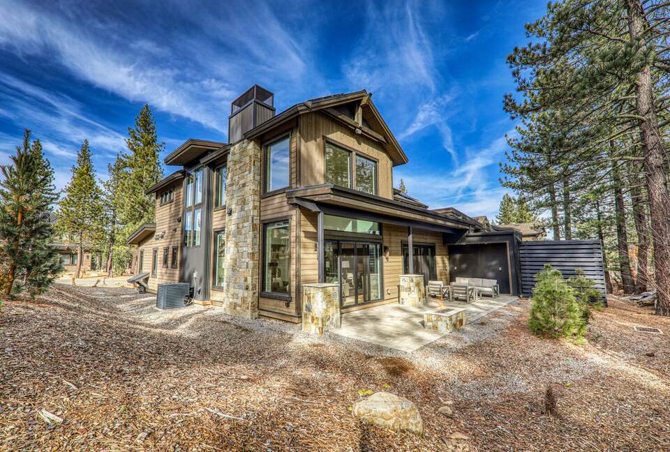 Stylish Nature Escape with Floor-to-Ceiling Windows & Outdoor Living Space - Truckee, California