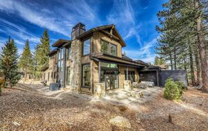 Stylish Nature Escape with Floor-to-Ceiling Windows & Outdoor Living Space - Truckee, California