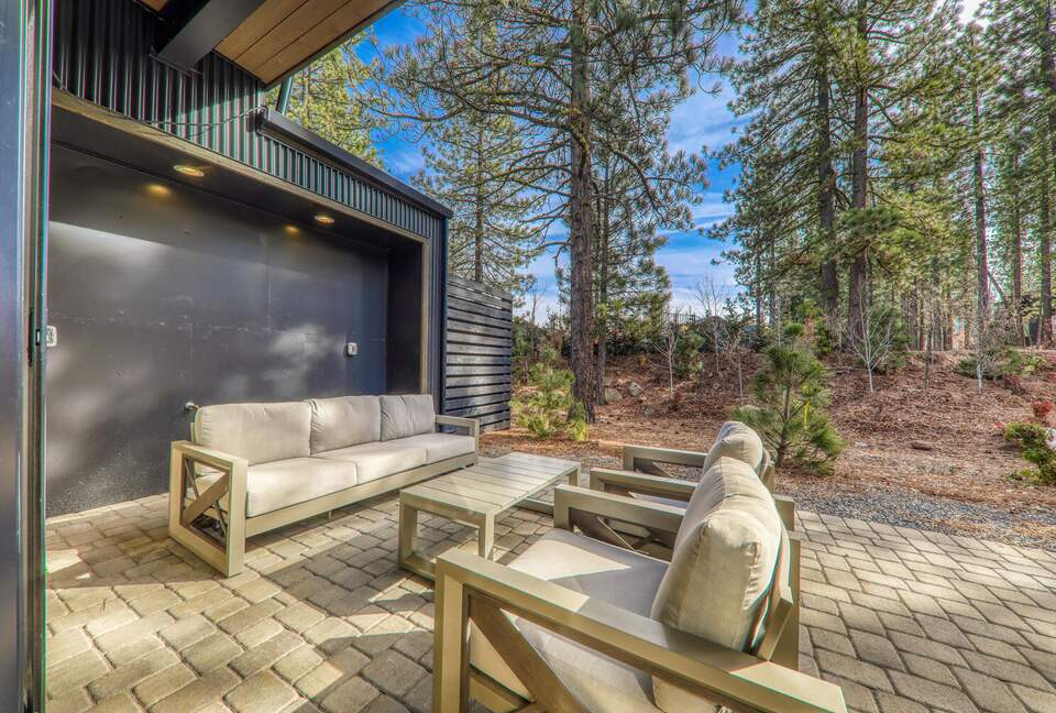 Stylish Nature Escape with Floor-to-Ceiling Windows & Outdoor Living Space - Truckee, California