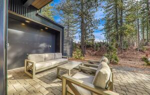 Stylish Nature Escape with Floor-to-Ceiling Windows & Outdoor Living Space - Truckee, California