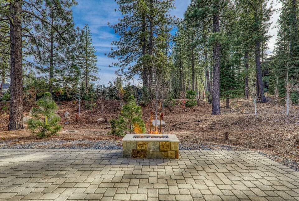 Stylish Nature Escape with Floor-to-Ceiling Windows & Outdoor Living Space - Truckee, California