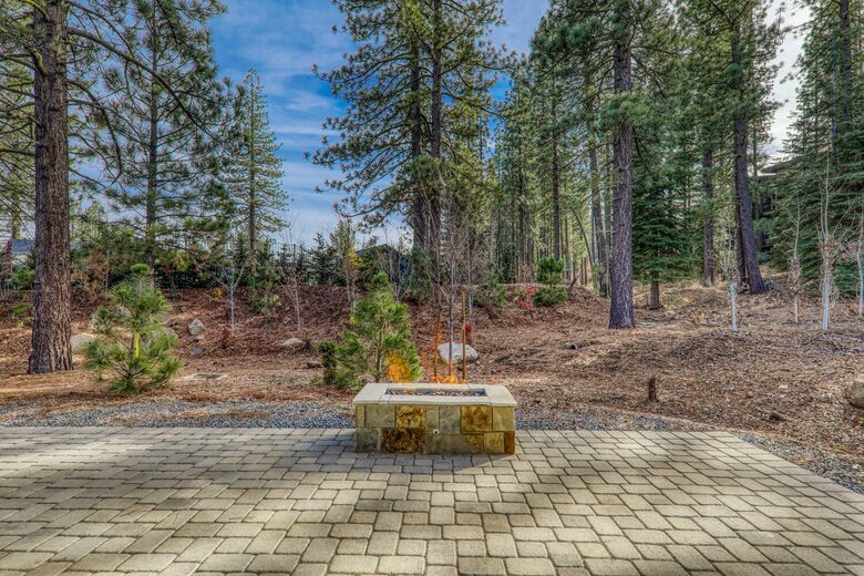 Stylish Nature Escape with Floor-to-Ceiling Windows & Outdoor Living Space - Truckee, California