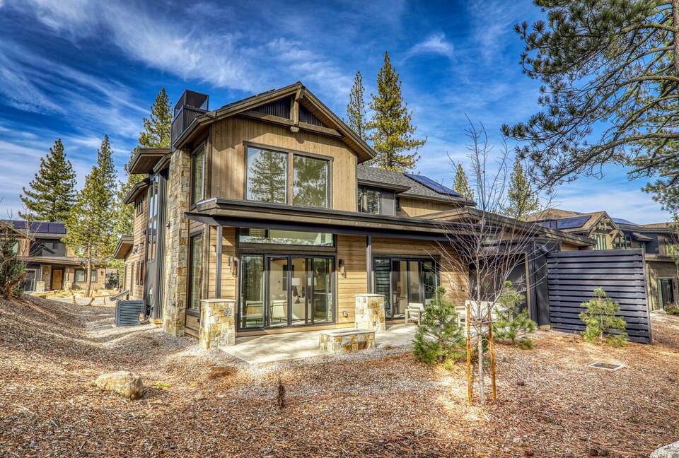 Stylish Nature Escape with Floor-to-Ceiling Windows & Outdoor Living Space - Truckee, California