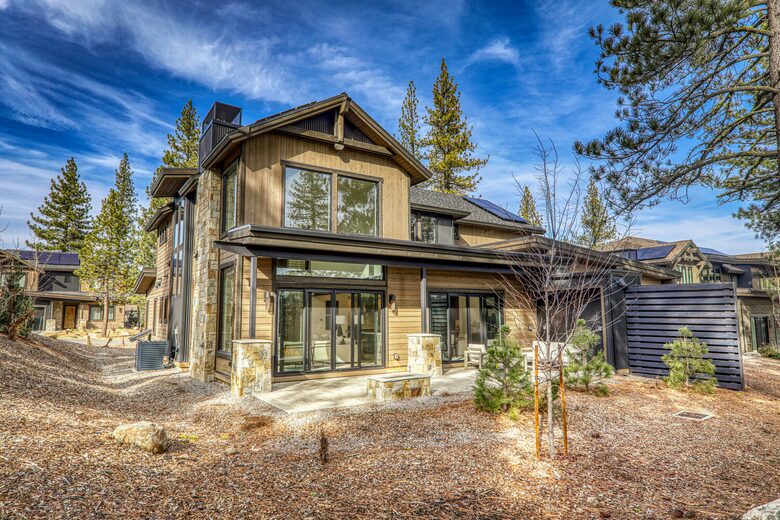 Stylish Nature Escape with Floor-to-Ceiling Windows & Outdoor Living Space - Truckee, California